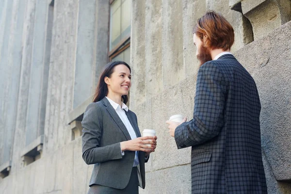 Två Unga Entreprenörer Talar Joint Venture — Stockfoto