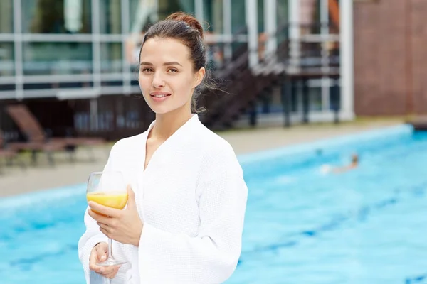 ホテルのスイミング プールでバスローブで屈託のない若い女性 — ストック写真