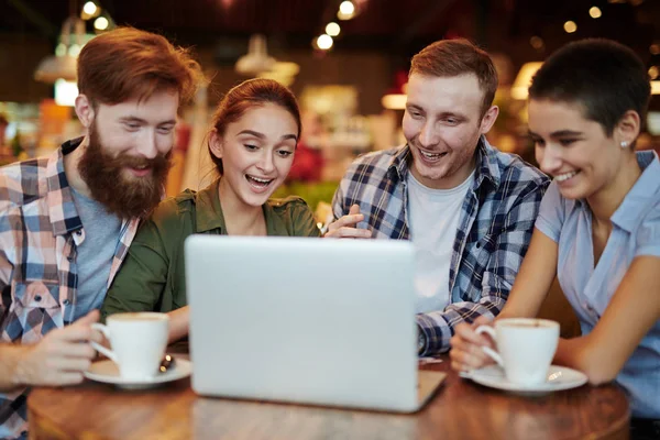 Reunión Informal Pequeña Cafetería Encantadora Grupo Gerentes Alegres Ropa Casual —  Fotos de Stock