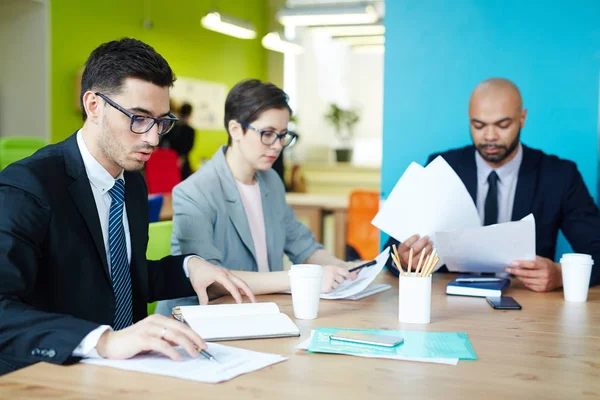 Group Busy Managers Working Papers Office — Stock Photo, Image