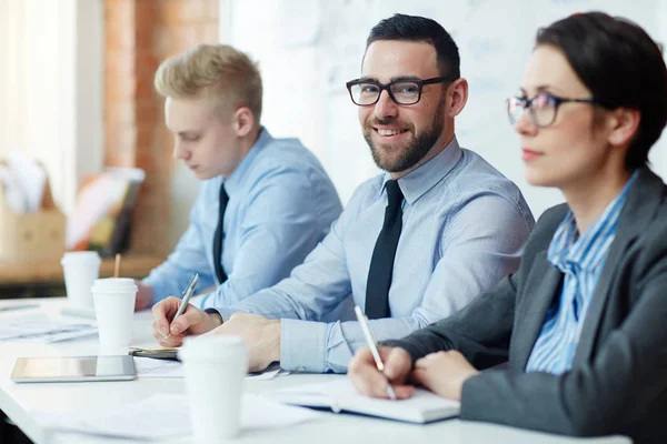 Glücklicher Führer Der Die Kamera Schaut Während Auf Einer Konferenz — Stockfoto