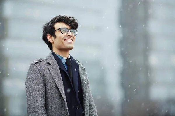 Homem Feliz Óculos Terno Casaco Desfrutando Dia Inverno — Fotografia de Stock