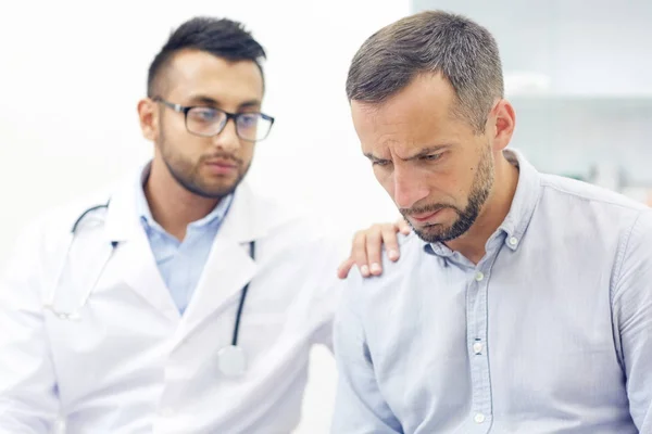 Paciente Infeliz Mirando Hacia Abajo Mientras Médico Tranquiliza — Foto de Stock