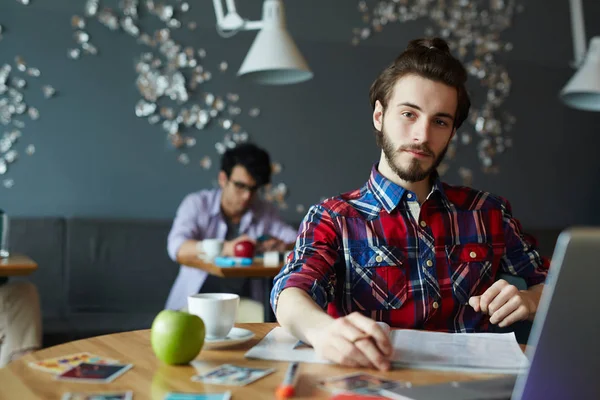 Jovem Criativo Barbudo Empresário Vestindo Cabelos Longos Camisa Casual Colorido — Fotografia de Stock