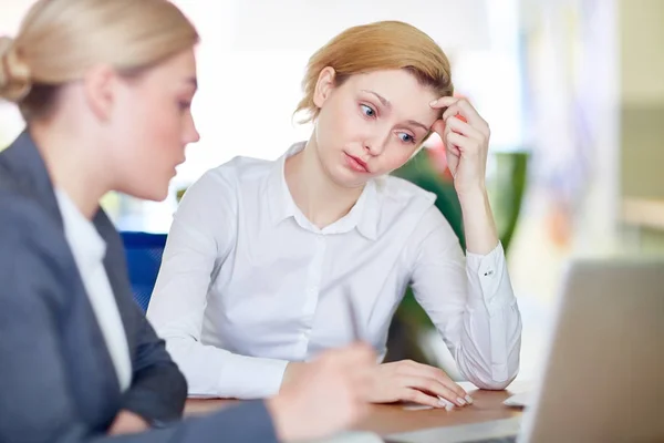 Vrouwelijke Ondernemers Kijken Online Financiële Gegevens — Stockfoto