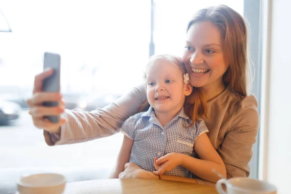 Gelukkig Moderne Vrouw Maken Selfie Met Haar Dochter Café — Stockfoto