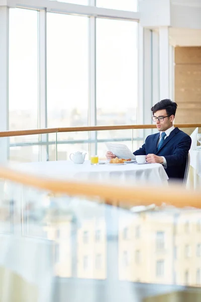 Zakenman Zich Concentreren Het Lezen Van Nieuws Zittend Restaurant — Stockfoto