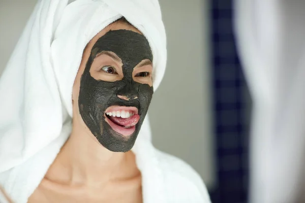 Retrato Hermosa Mujer Asiática Aplicando Mascarilla Facial — Foto de Stock