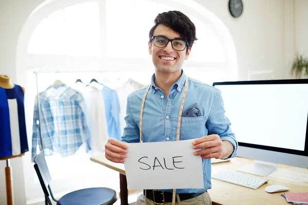 Jonge Modeontwerpster Aankondiging Verkoop Zijn Afstemming Winkel — Stockfoto