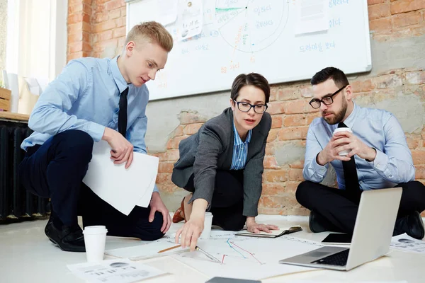 Geschäftsfrau Zeigt Mit Zwei Männern Der Nähe Auf Finanzdokument — Stockfoto