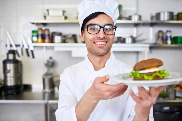 Chef Feliz Sirviendo Hamburguesa Plato —  Fotos de Stock