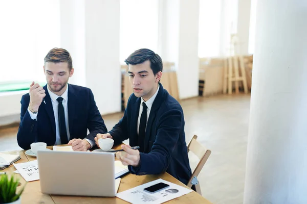 Självsäker Ekonom Presenterar Sitt Betänkande Till Kollega — Stockfoto