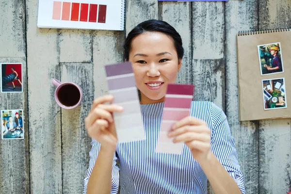 Joven Diseñador Elegir Entre Muestras Color Lila Púrpura — Foto de Stock