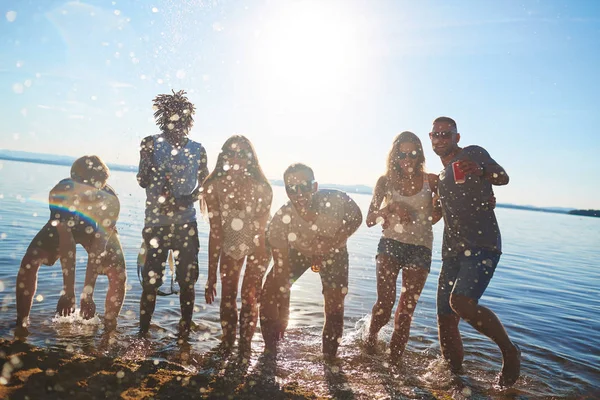 Groupe Copains Éclaboussant Eau Par Une Journée Ensoleillée — Photo