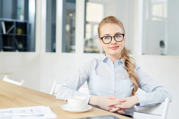 Office Manager Tittar Kameran Arbetsplatsen — Stockfoto