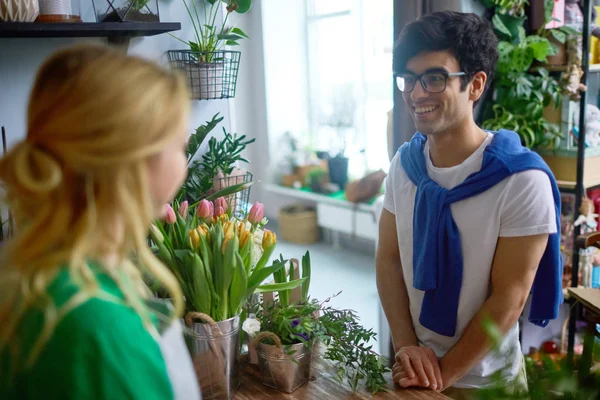 Chico Feliz Consultando Con Floristería Sobre Flores Para Cita — Foto de Stock