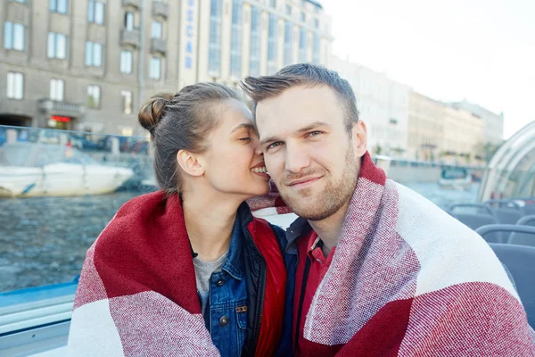 Ragazza Amorosa Baciare Suo Ragazzo Durante Viaggio Romantico Sul Vapore — Foto Stock