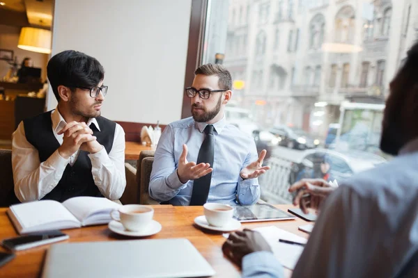 Gruppo Giovani Uomini Che Hanno Una Discussione Affari Nel Caffè — Foto Stock