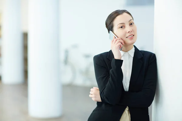 Joven Empresaria Hablando Por Celular — Foto de Stock