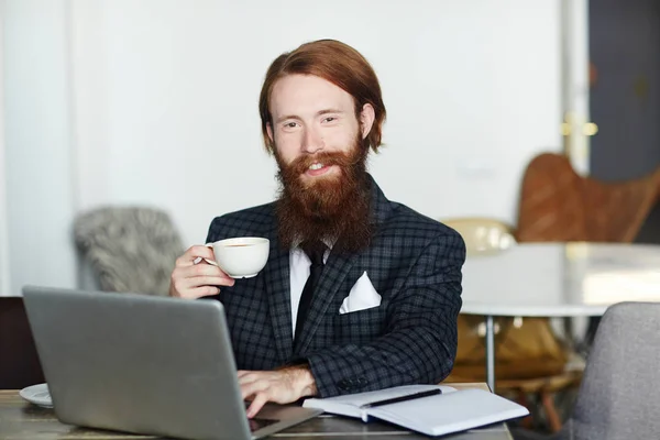 Hombre Negocios Con Clase Con Taza Red Cafetería —  Fotos de Stock