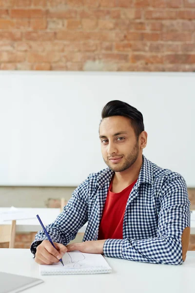 Mann Bereitet Hausaufgaben Klassenzimmer Nach Dem Unterricht Der Highschool Vor — Stockfoto