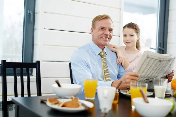 Man Newspaper His Little Daughter Table — Stock Photo, Image