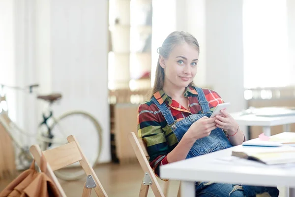 Schattig Student Met Smartphone Messaging Tussen Lessen — Stockfoto