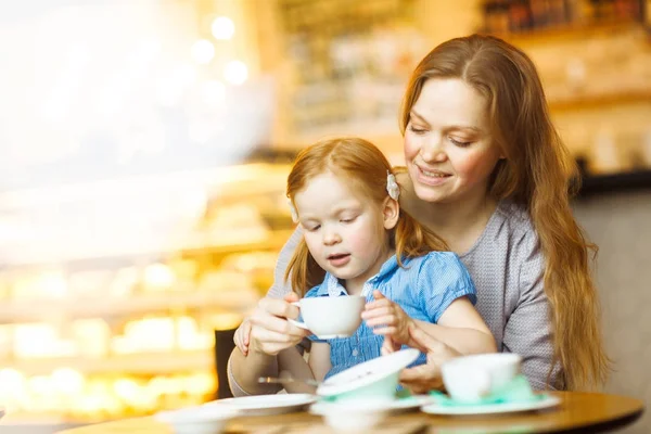 Kleines Mädchen Trinkt Tee Während Mit Seiner Mutter Café Sitzt — Stockfoto