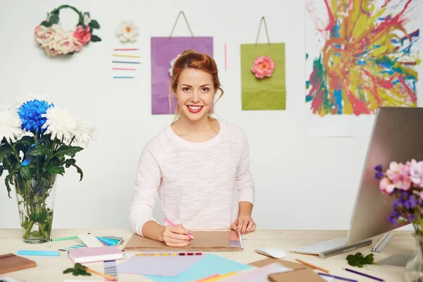 Joyful Fashion Designer Wide Smile Posing Photography While Holding Pencil — Stock Photo, Image