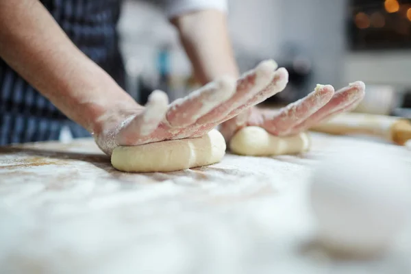 Mãos Chef Formando Pães Massa — Fotografia de Stock