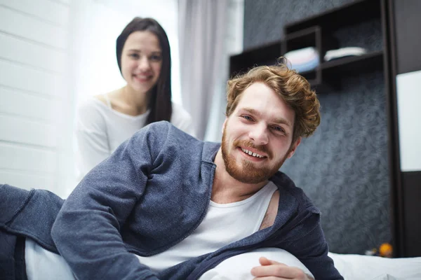 Homem Feliz Deitado Cama Com Sua Esposa Fundo — Fotografia de Stock