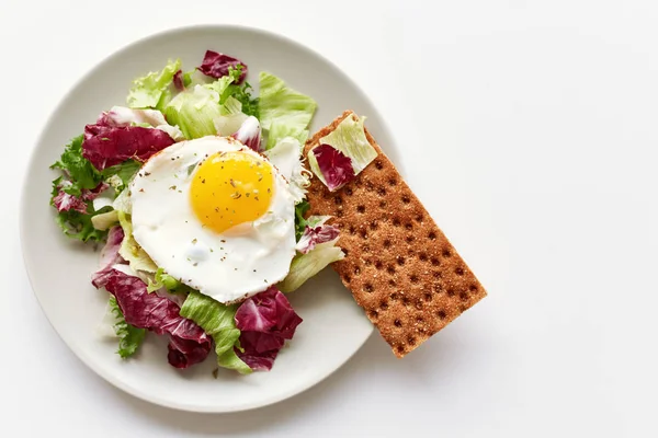 Isolierter Teller Mit Gesundem Frühstück Mit Spiegelei Salat Und Knäckebrot — Stockfoto