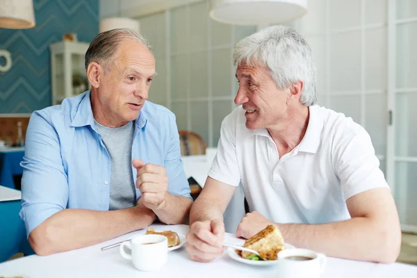 Comunicazione Due Uomini Più Anziani Amichevoli Tazza Dessert Caffè — Foto Stock