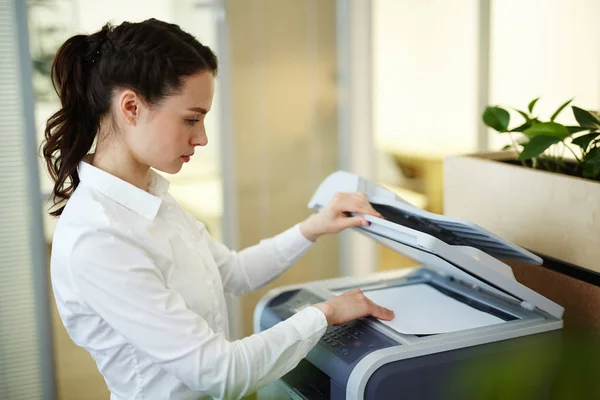 Joven Secretaria Haciendo Fotocopias Máquina Xerox Oficina — Foto de Stock