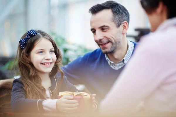 Joyeux Jeune Fille Avec Boîte Cadeau Regardant Mère Avec Sourire — Photo