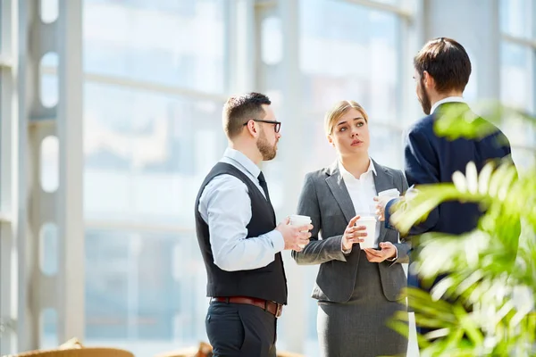 Grupo Pessoas Negócios Discutindo Trabalho Durante Coffee Break Moderno Salão — Fotografia de Stock