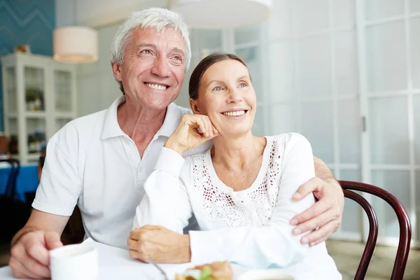 Sonriendo Pareja Ancianos Pasar Ocio Juntos Por Taza Cafetería — Foto de Stock