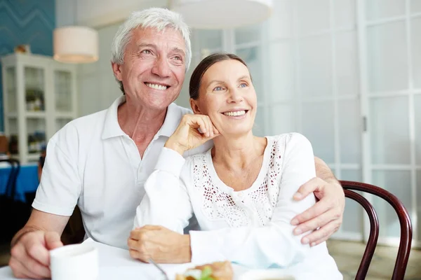 Sonriendo Pareja Ancianos Pasar Ocio Juntos Por Taza Cafetería —  Fotos de Stock