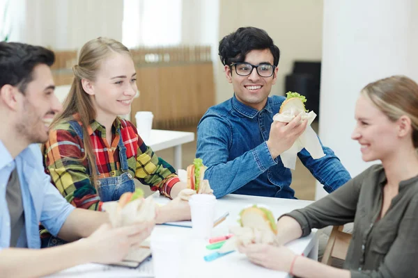 Grupo Amigos Felices Con Sándwiches Conversando Después Lección Hora Del —  Fotos de Stock