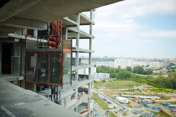 Keskeneräiset Betonin Rakentaminen Insinöörit Työskentelevät Hissin Vaiheessa Lähellä — kuvapankkivalokuva