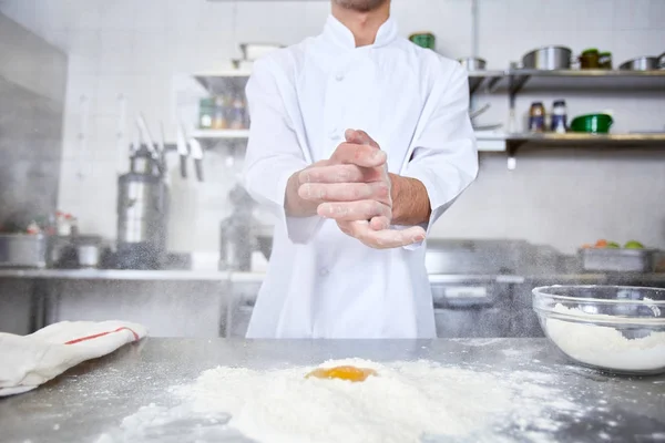 Chef Manteniendo Sus Manos Sobre Mesa Con Harina —  Fotos de Stock