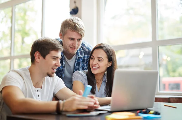 Zufriedene Schüler Die Vor Dem Unterricht Hausaufgaben Besprechen — Stockfoto