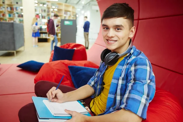 Retrato Estudante Sorrindo Descansando Saco Feijão Espaço Trabalho Criativo Faculdade — Fotografia de Stock