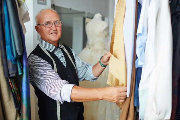 Retrato Del Viejo Sastre Pelo Gris Que Presenta Prendas Hechas —  Fotos de Stock