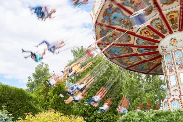 Barn Gungar Caroussel Nöjesparken Helgen — Stockfoto