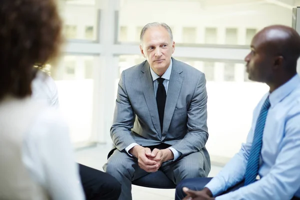 Aufmerksame Reife Geschäftsleute Hören Einem Der Untergebenen Bei Der Kaufmännischen — Stockfoto