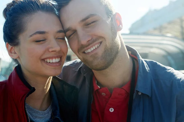 Giovane Uomo Donna Che Godono Giornata Estiva — Foto Stock