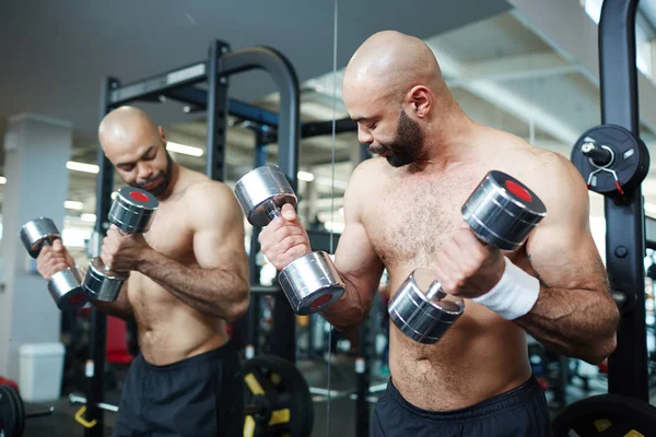 Kaslı Adam Ayna Içinde Jimnastik Salonu Önünde Egzersiz Barbell Ile — Stok fotoğraf