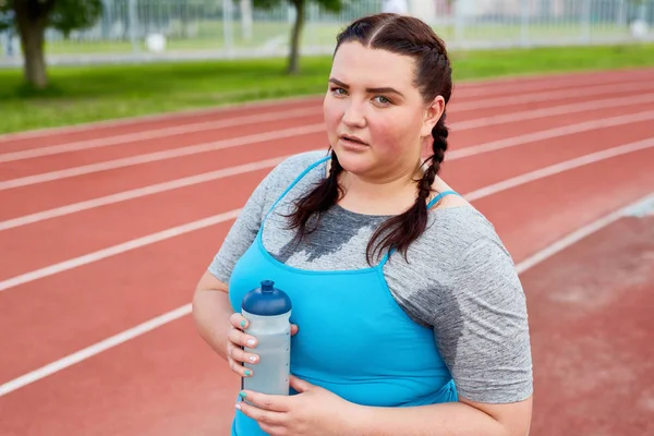 Zwaarlijvige Vrouw Met Flesje Water Korte Rust Tussen Training Zweten — Stockfoto