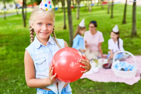 Całkiem Mała Dziewczynka Bawi Się Czerwony Balon Tle Jej Przyjaciół — Zdjęcie stockowe